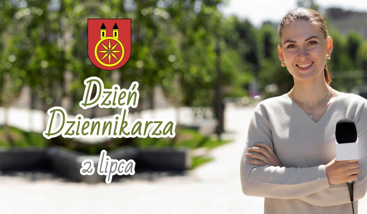 Plansza promująca Dzień Dziennikarza, który przypada 2 lipca. Z lewej strony planszy widać herb miasta Koła, pod nim napis Dzień Dziennikarza 2 lipca. Z prawej strony uśmiechnięta kobieta z mikrofonem.  W tle zamglony skwer z drzewami.