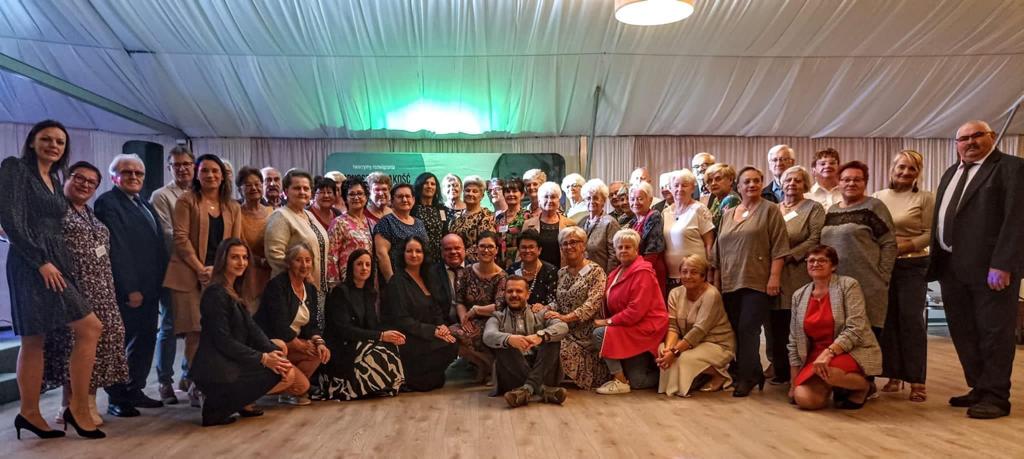 Zdjęcie grupowe uczestników zjazdu przedstawicieli i przedstawicielek wielkopolskich Rad Seniorów