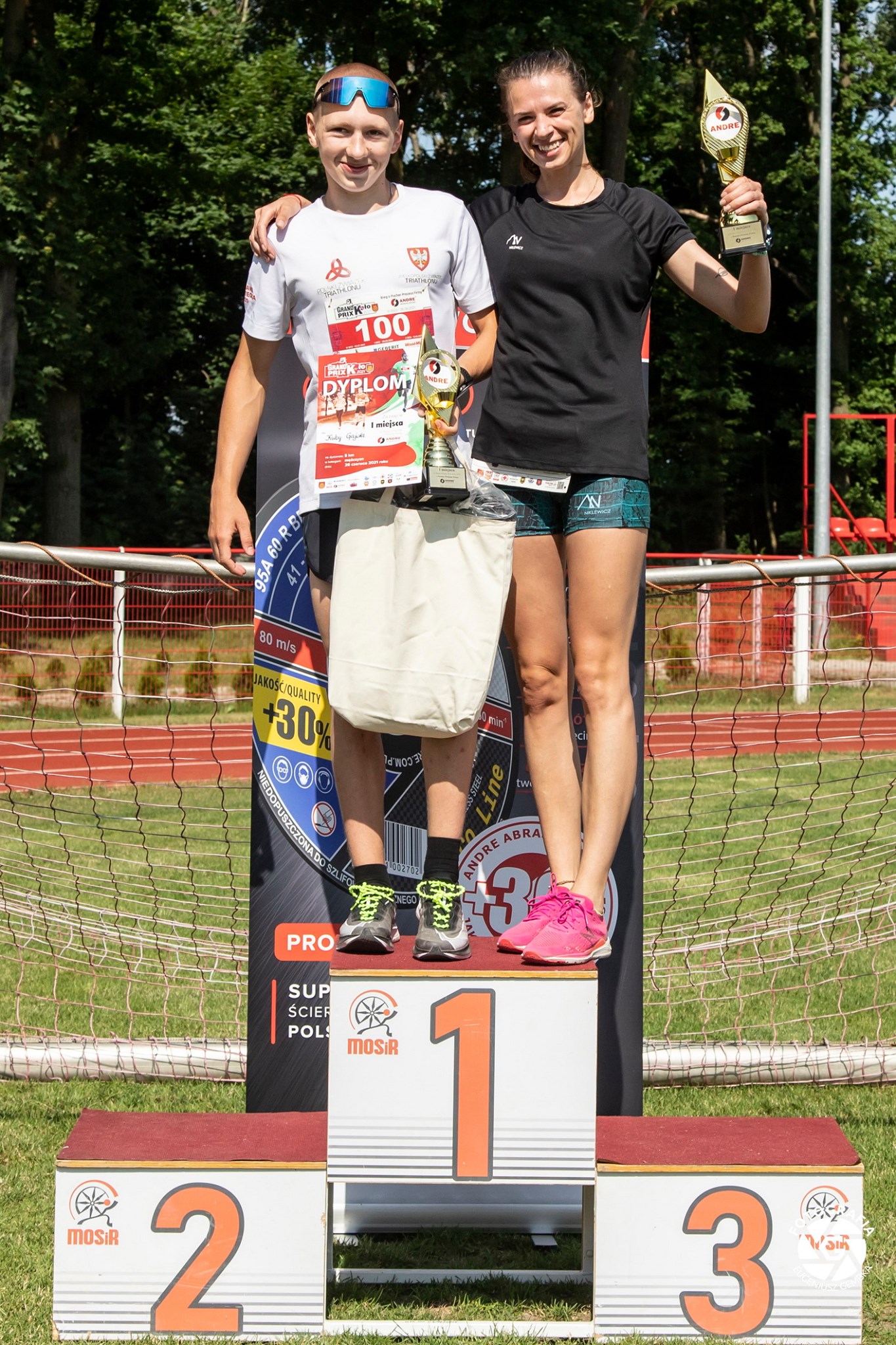 Na zdjęciu na najwyższym podium stoją z pucharami Kuba Gajda