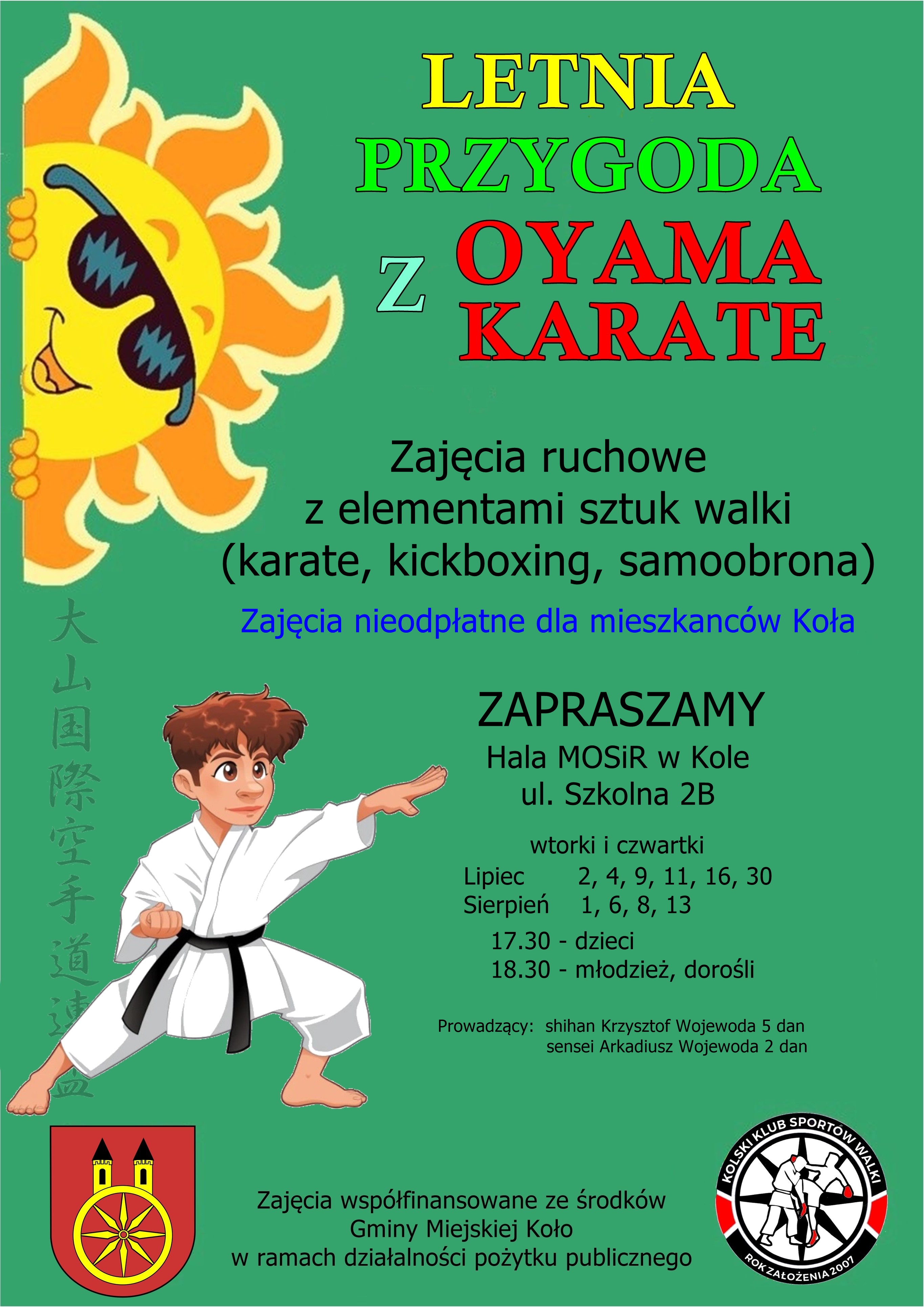 Zdjęcie to plakat promujący letnie zajęcia z Oyama Karate w Kole, kluczowe informacje pod plakatem. Plakat zawiera również grafikę przedstawiającą słońce w okularach przeciwsłonecznych oraz postać dziecka w stroju do karate wykonującego technikę.