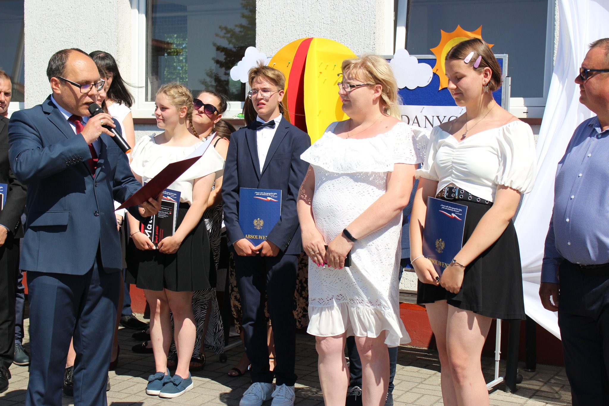 Radny Adrian Król czyta list gratulacyjny dla uhonorowanej uczennicy SP nr 4 w Kole