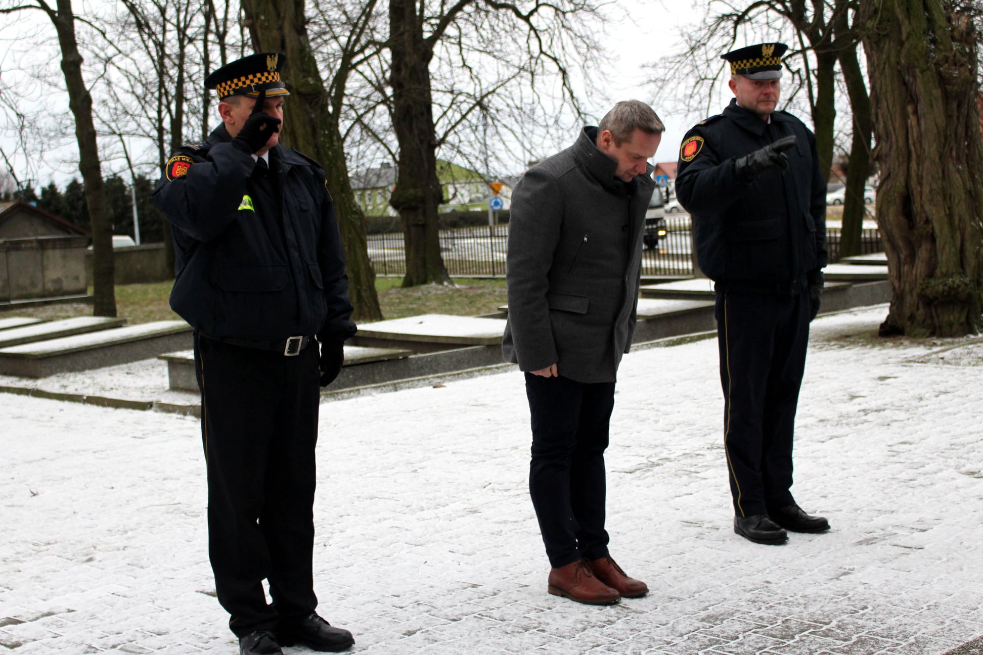 Burmistrz Miasta Koła dr Krzysztof Witkowski składa wiązankę na Cmentarzu Wojennym w Kole