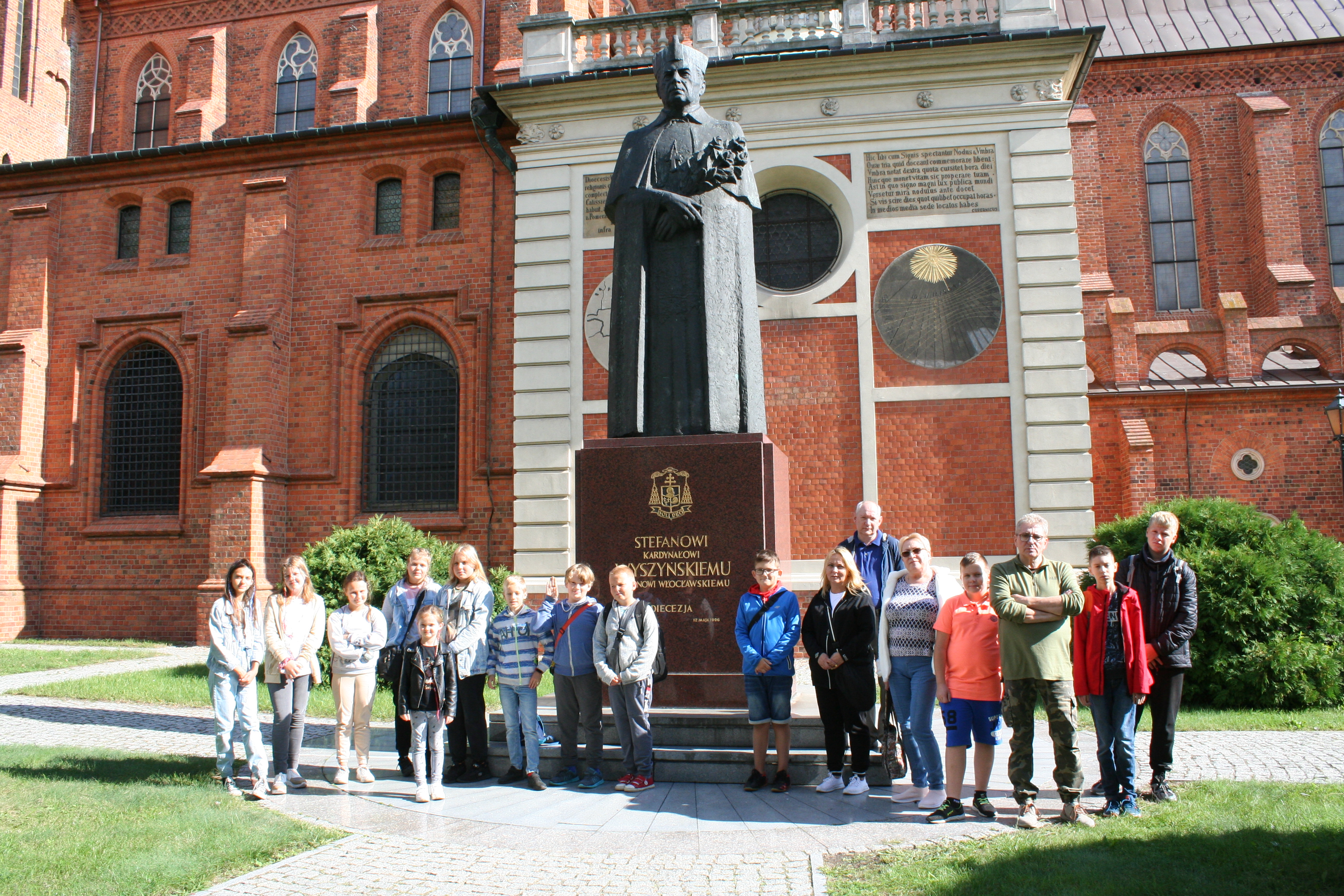 Zdjęcie przedstawia organizatorów i uczestników wycieczki
