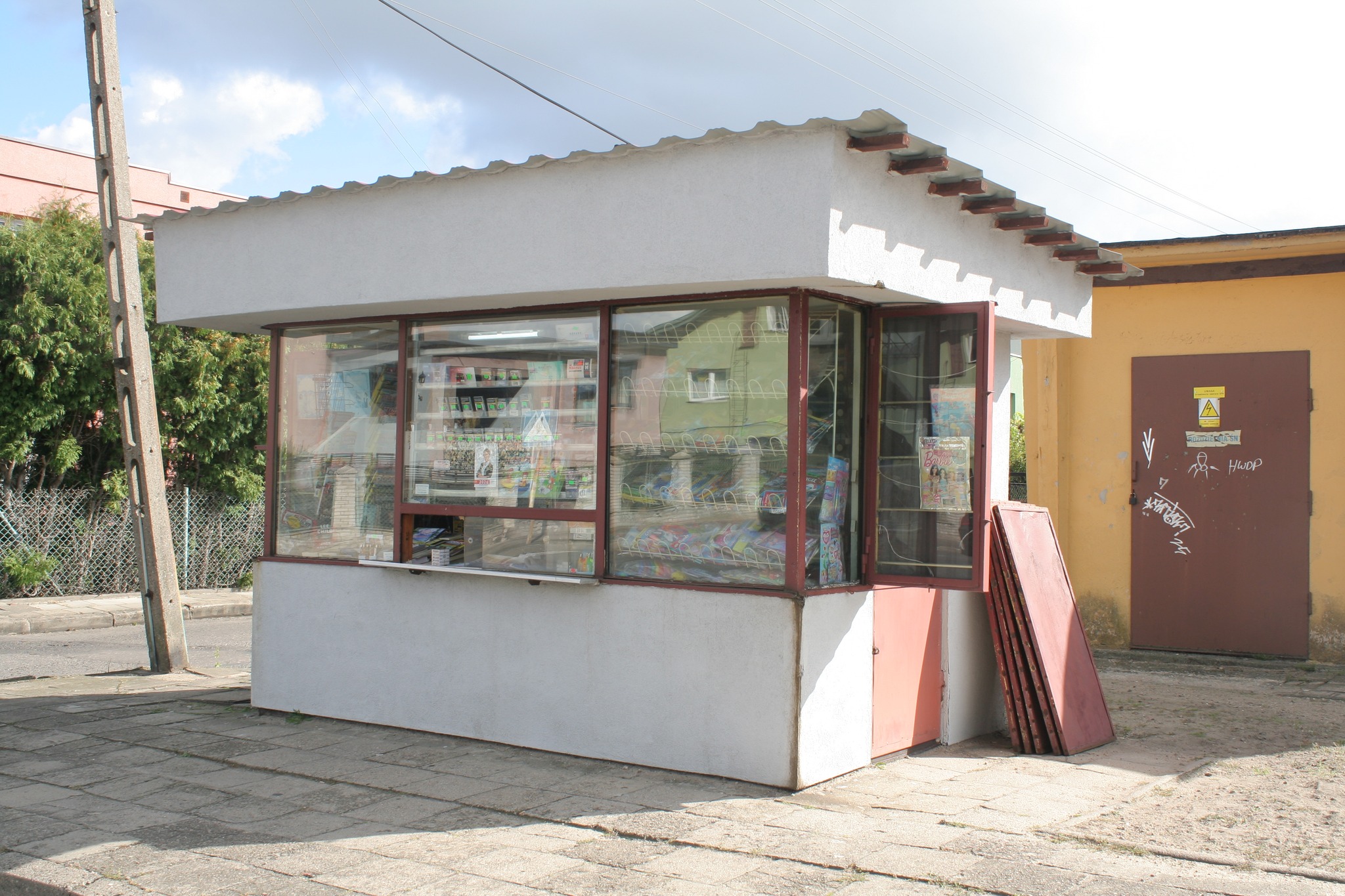 Mały kiosk stojący na chodniku.