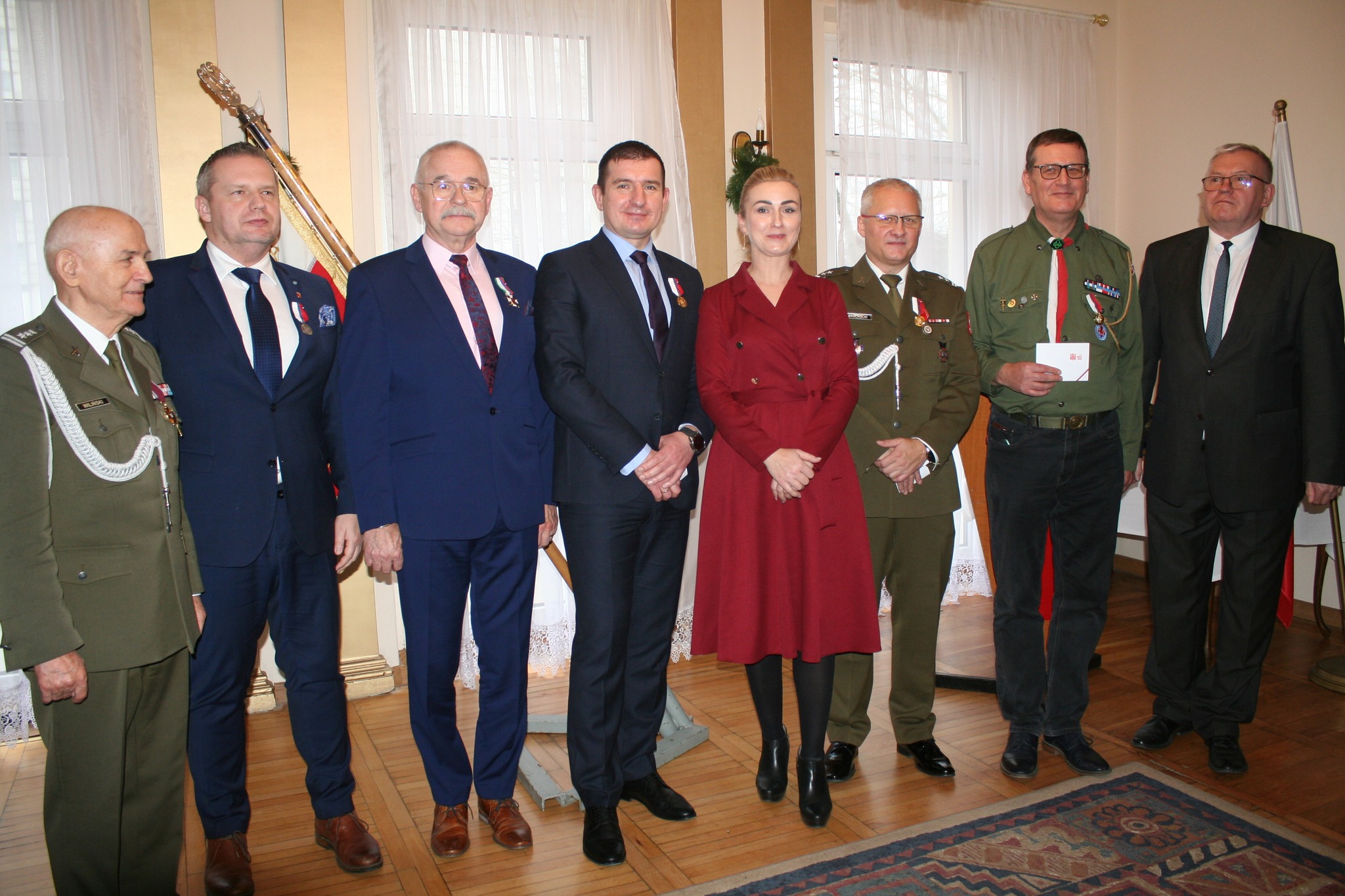Burmistrz Miasta Koła Krzysztof Witkowski wraz z wyróżnionymi medalami LOK