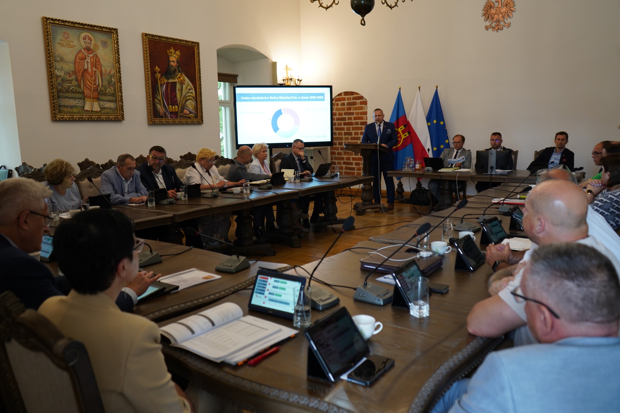 Radni Rady Miejskiej Koła w sali sesyjnej w Ratuszu w Kole, w tle przy mównicy Burmistrz Koła