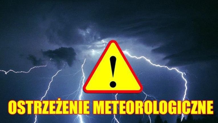 Zachmurzone niebo, błyskawice, napis ostrzeżenie meteorologiczne, trójkątny żółty znak 