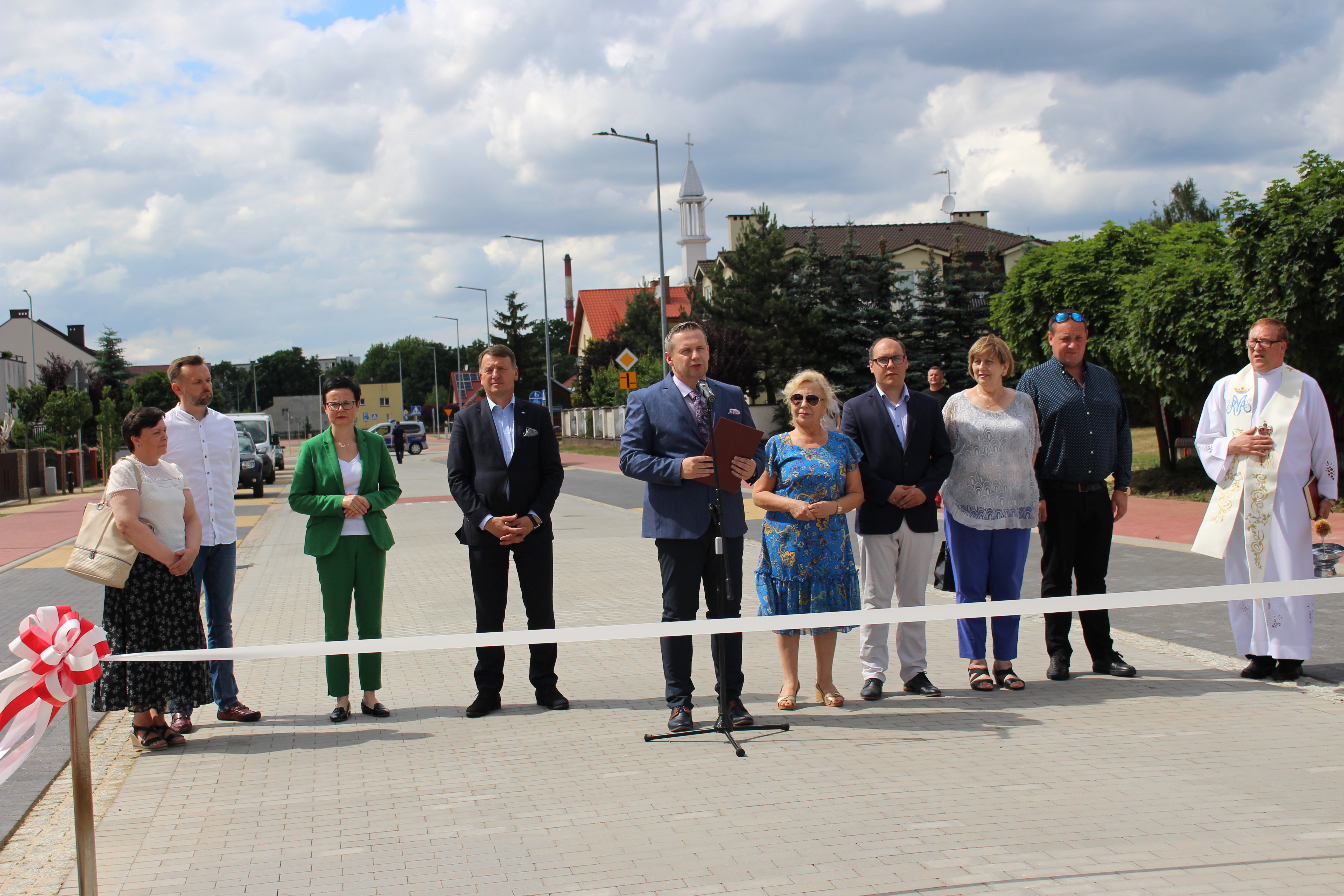 Uczestnicy otwarcia ulicy L. Staffa w Kole.