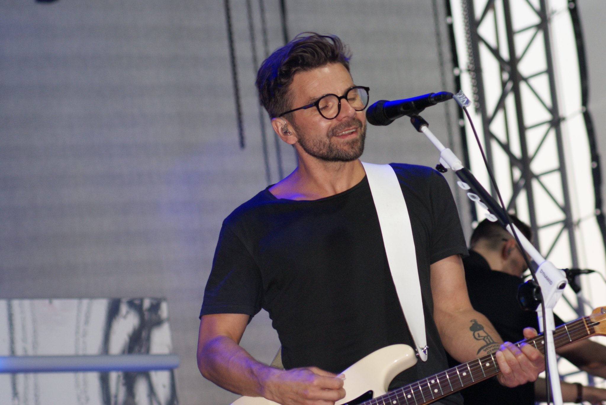 Wokalista zespołu HAPPYSAD na scenie Koło Bluesa festival 2022