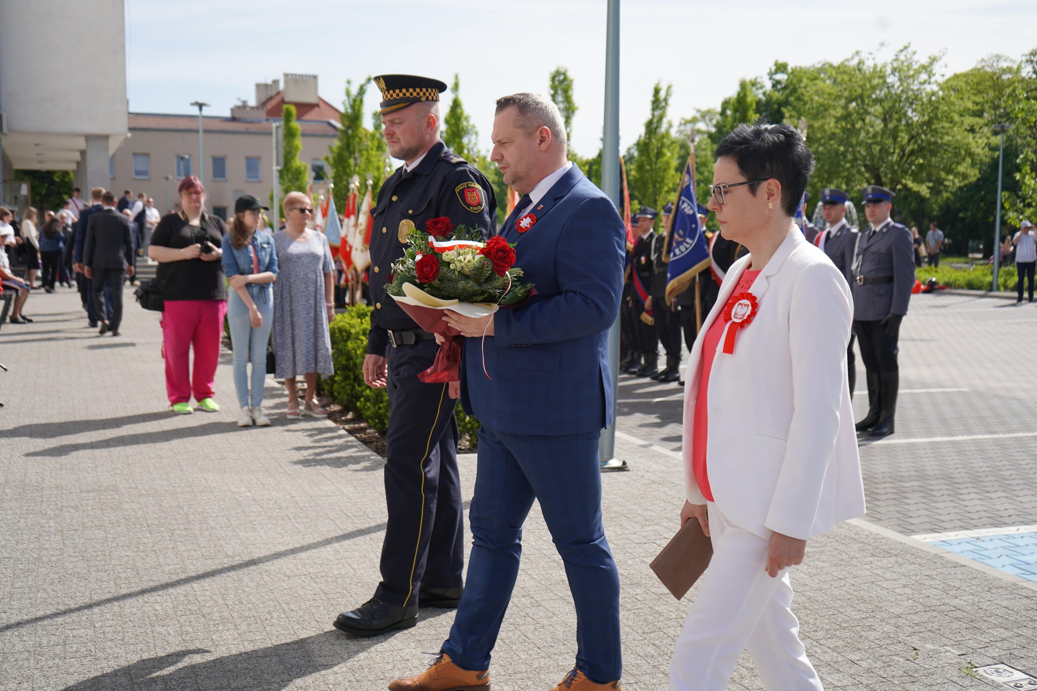 Burmistrz, Komendant Straży Miejskiej i Sekretarz Miasta Koła składają wiązanki kwiatów