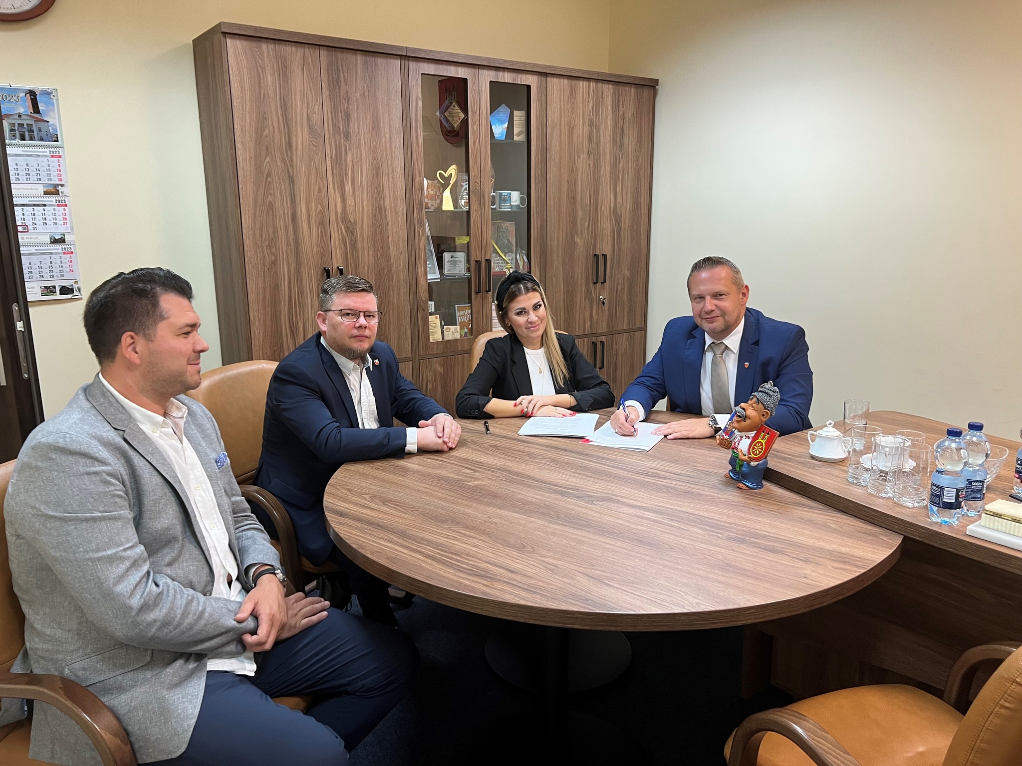 Burmistrz Koła Krzysztof Witkowski i Prezes spółki MZEC  Przemysław Stasiak podpisują akt notarialny