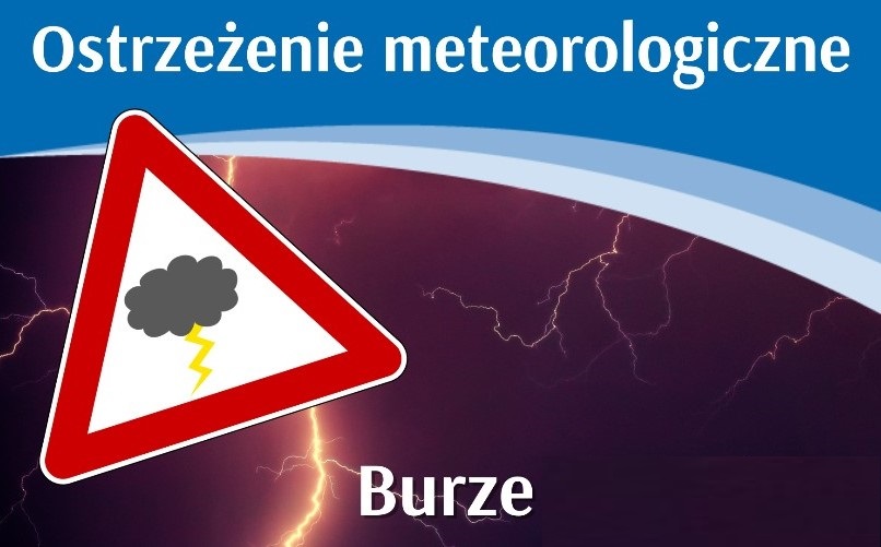 Plansza przedstawia ostrzeżenie meteorologiczne dotyczące burz. Na górze znajduje się napis Ostrzeżenie meteorologiczne na niebieskim tle. Pod nim widnieje trójkątny znak ostrzegawczy z czarną chmurą i błyskawicą na białym tle. Tło planszy jest ciemn