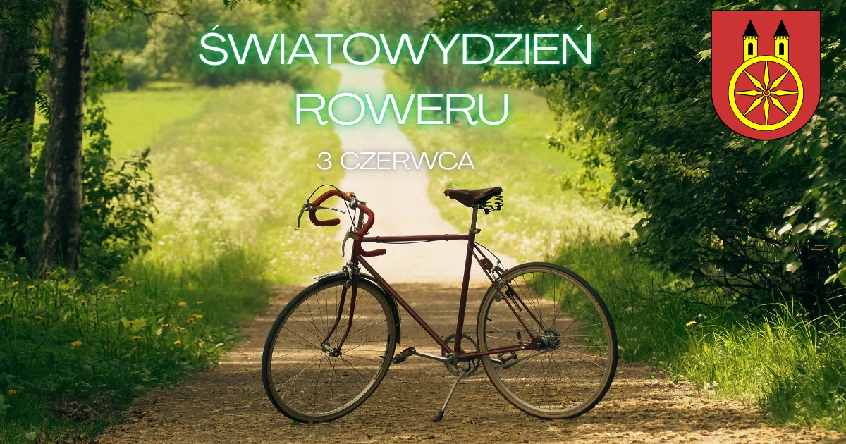 Grafika z okazji Światowego Dnia Roweru obchodzonego 3 czerwca. Na piaszczystej alejce otoczonej zielonymi drzewami stoi zabytkowy rower w kolorze bordowym. W prawym górnym rogu widnieje herb gminy na czerwonym tle.
