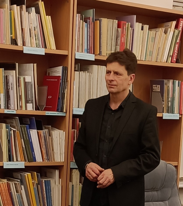 Pisarz Grzegorz Skorupski w kolskiej bibliotece