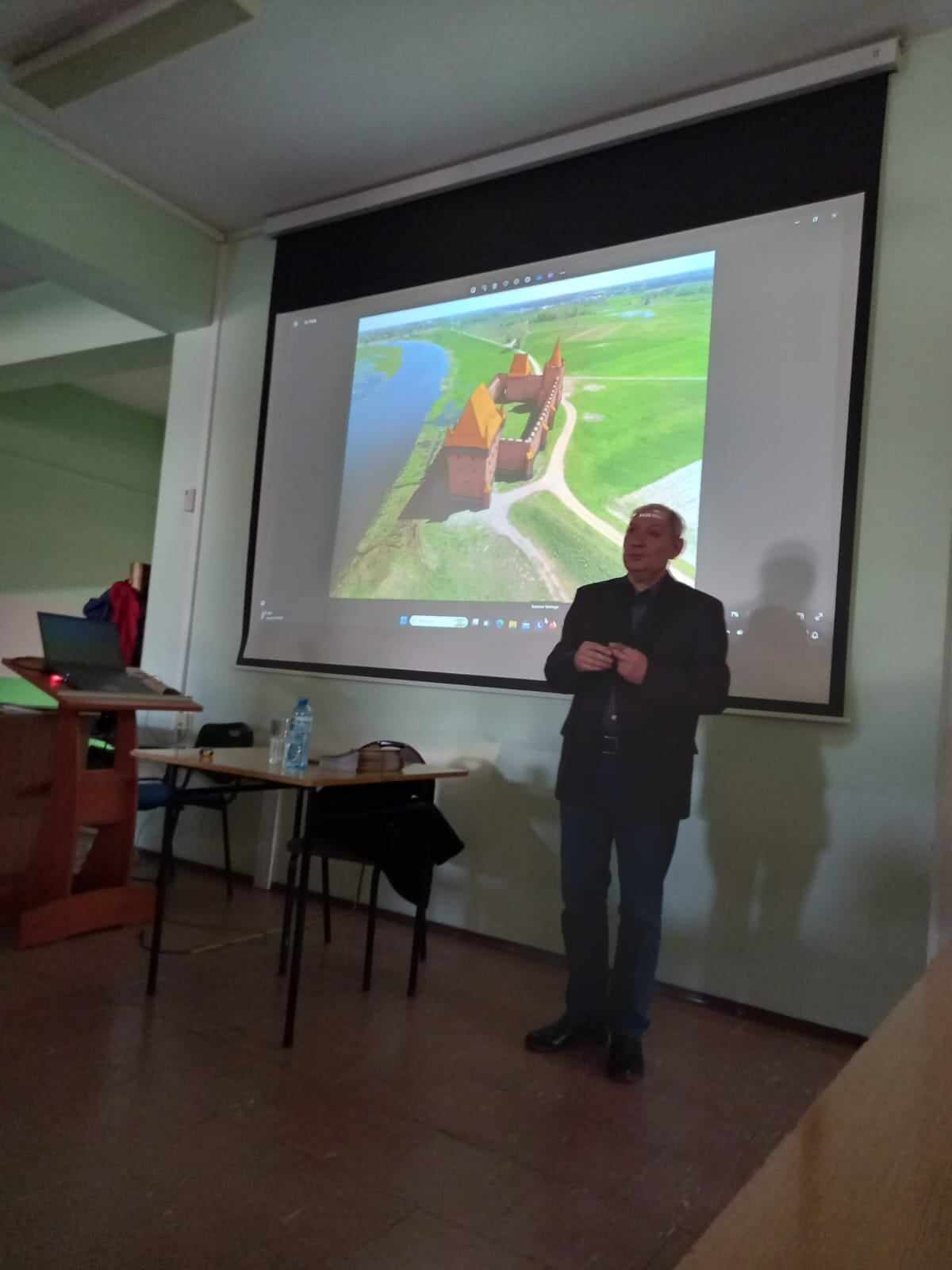 Tomasz Nuszkiewicz, Dyrektor Muzeum Technik Ceramicznych  w Kole podczas wykładu