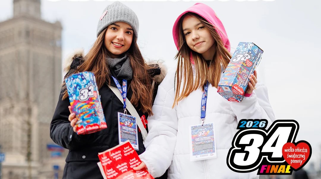 Na zdjęciu widać dwie dziewczyny ubrane w kurtki – jedna w białą, druga w czarną – oraz czapki i rękawiczki. Trzymają puszki do kwesty, a w prawym dolnym rogu znajduje się logotyp 34. Finału WOŚP.