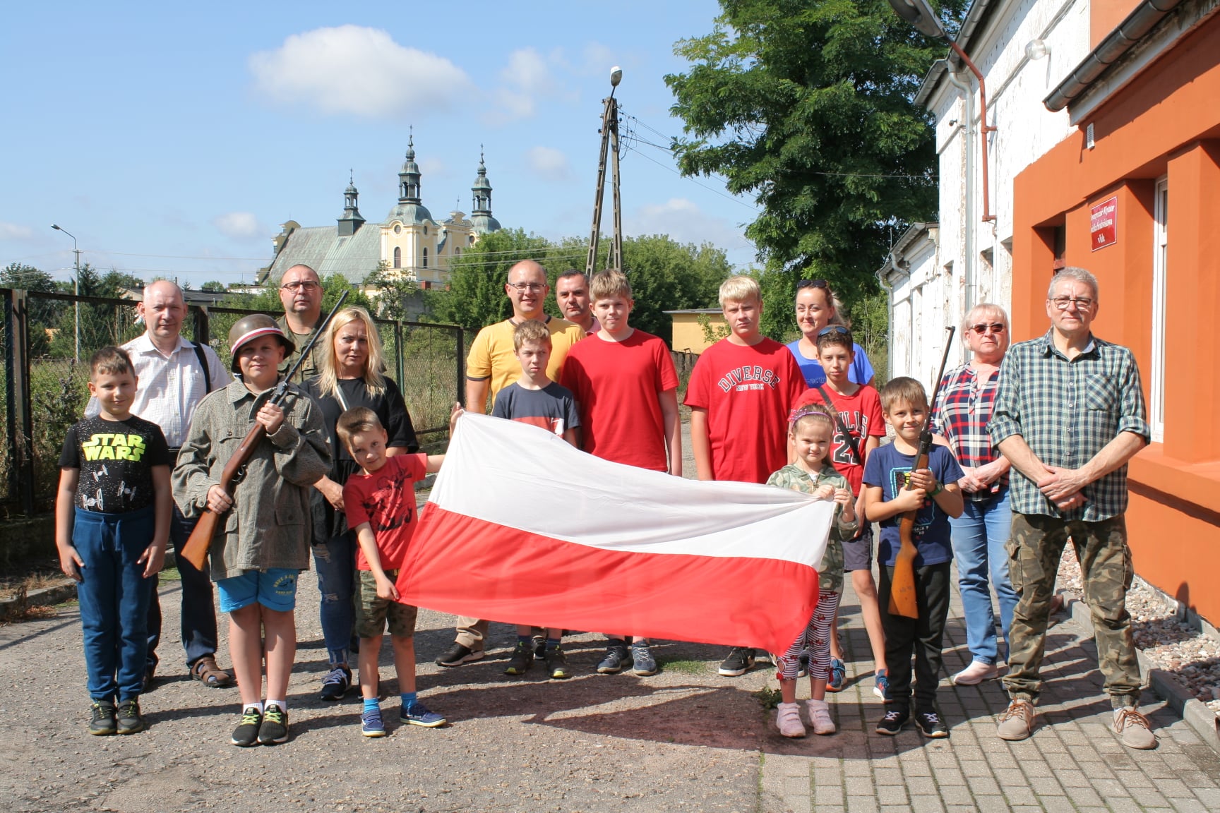 Zdjęcie grupowe uczestników Pikniku Strzeleckiego
