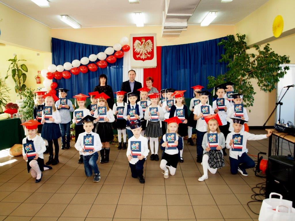 Zdjęcie przedstawia uczniów klas 1 z SP nr 5 w Kole, którzy złożyli ślubowanie.
