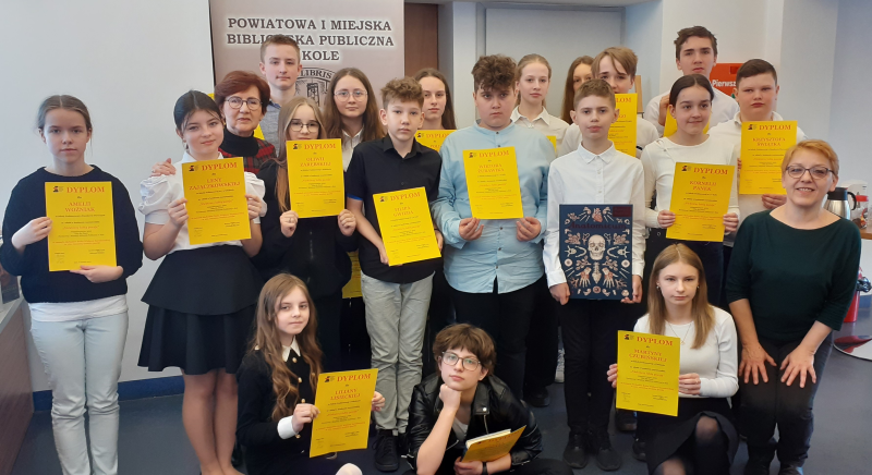 Uczestnicy konkursu recytatorskiego „Niektórzy lubią poezję” z dyplomami