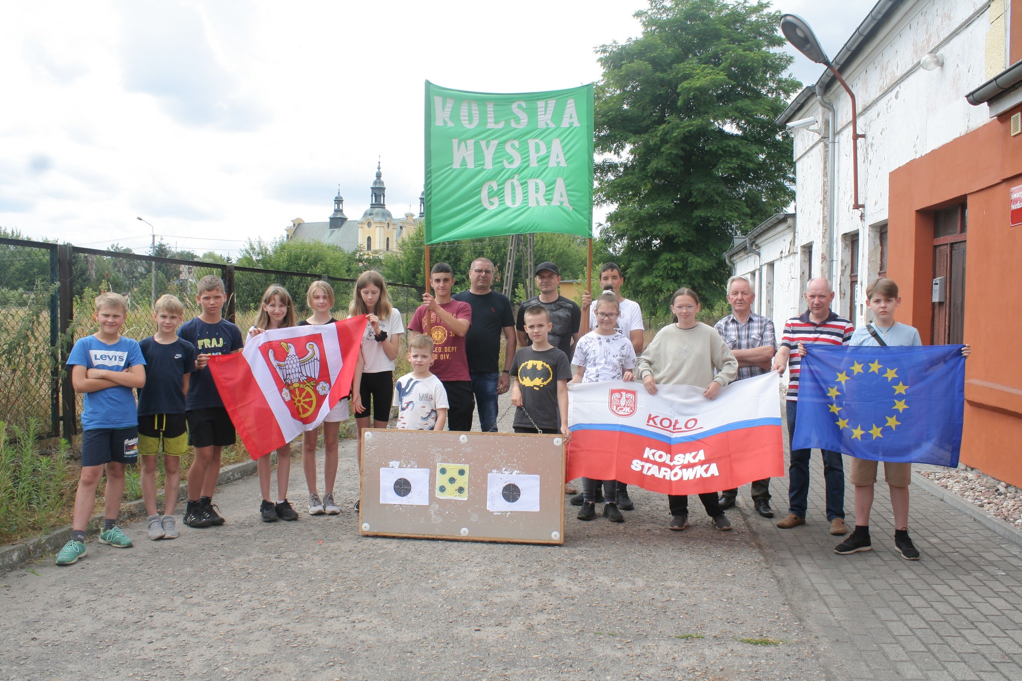 Uczestnicy dwuboju sportowego w klubie LOK 