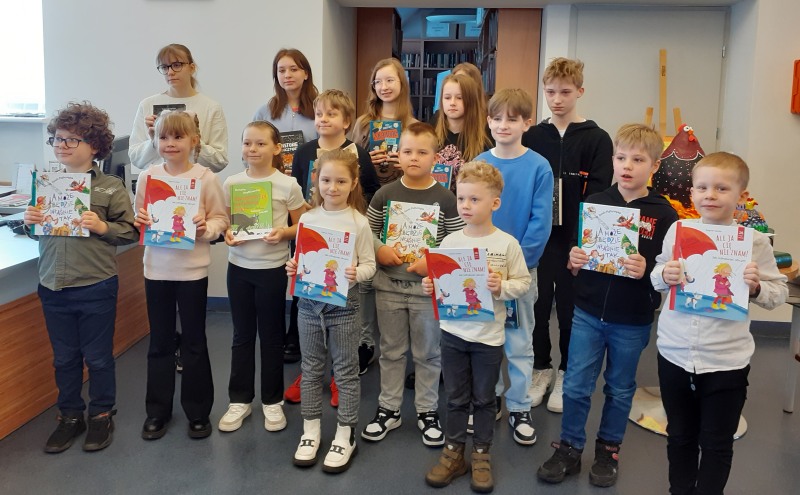 Laureaci konkursu plastycznego Kury z grubej rury z dyplomami w dłoniach