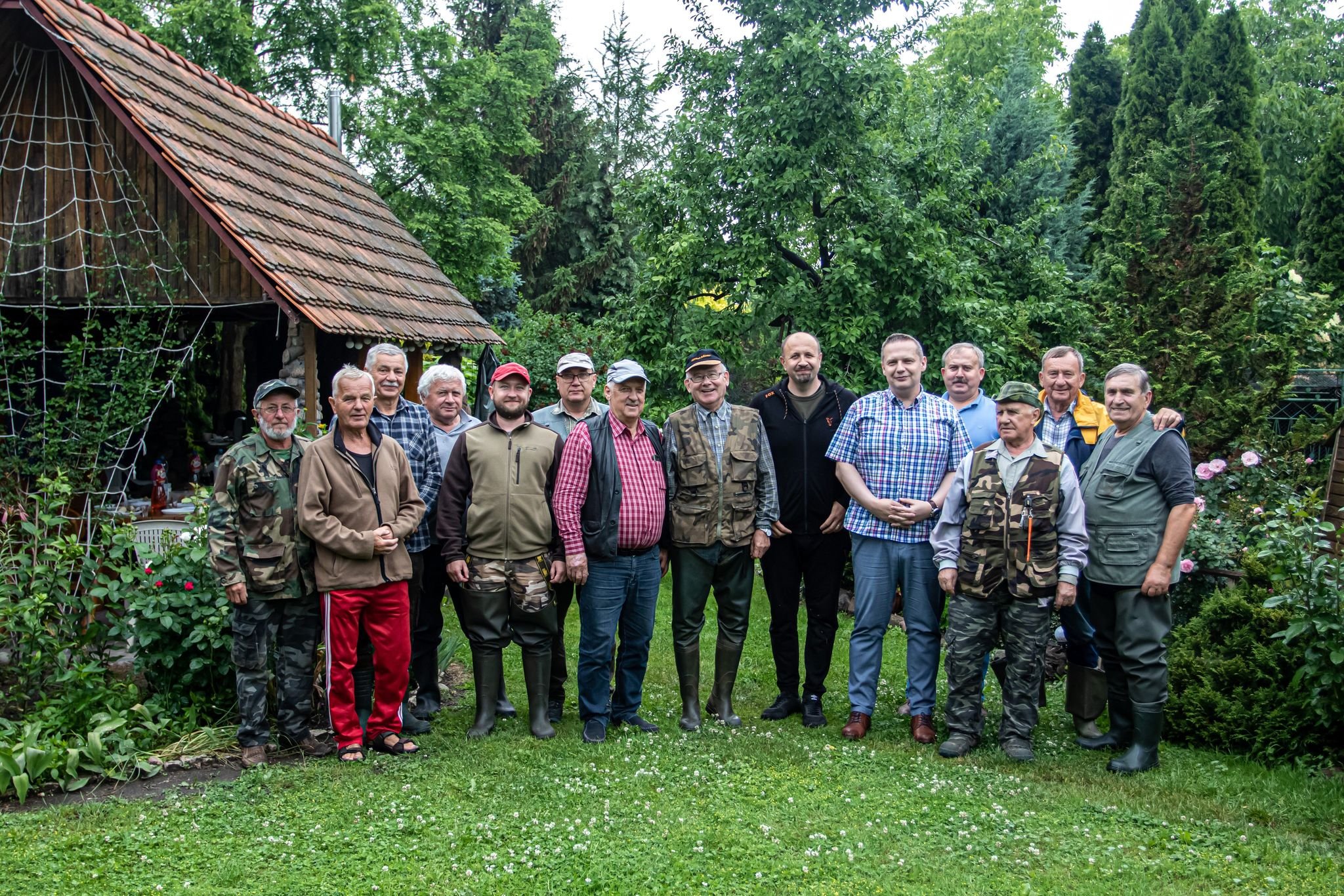 Zdjęcie grupowe uczestników zawodów wędkarskich z okazji 40-lecia Koła Wędkarskiego przy ZST w Kole