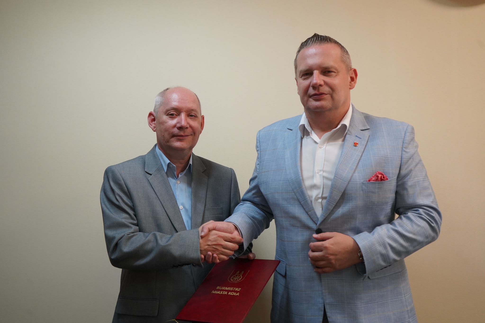 Burmistrz Koła Krzysztof Witkowski i dyrektor muzeum Tomasz Nuszkiewicz