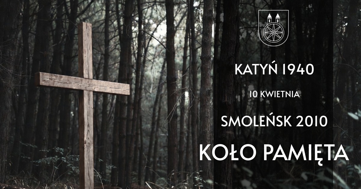 Plansza przedstawia drewniany krzyż stojący w lesie. Po prawej stronie znajduje się ciemne tło z białym napisem: Katyń 1940 – 10 kwietnia – Smoleńsk 2010 – Koło pamięta. U góry widnieje herb miasta Koła.
