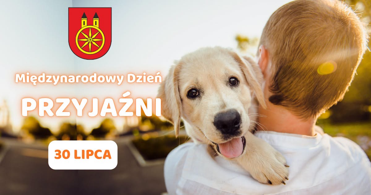Grafika informacyjna: chłopiec w białej koszulce, widziany od tyłu, trzyma na ramieniu jasnego szczeniaka labradora. W tle rozświetlony słońcem park. U góry czerwony herb z kołem i wieżami, obok napis: Międzynarodowy Dzień Przyjaźni, 30 lipca