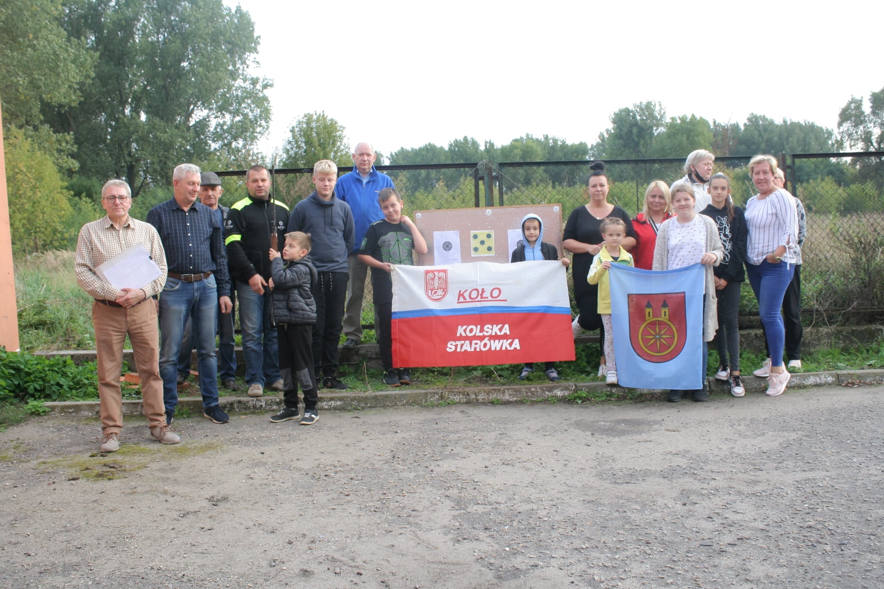 Uczestnicy zawodów strzeleckich Dwubój w LOK na pożegnanie lata z flagą LOK 