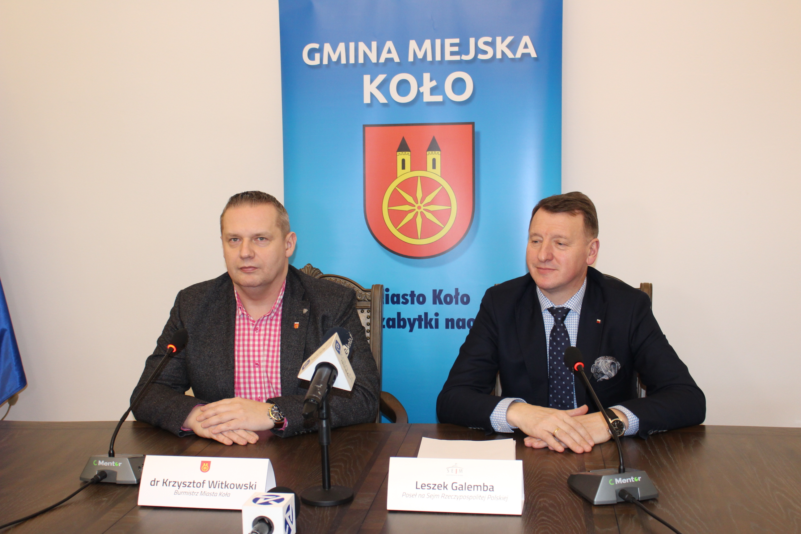 Burmistrz Miasta Koła Krzysztof Witkowski i Poseł na Sejm RP Leszek Galemba w sali sesyjnej Ratusza