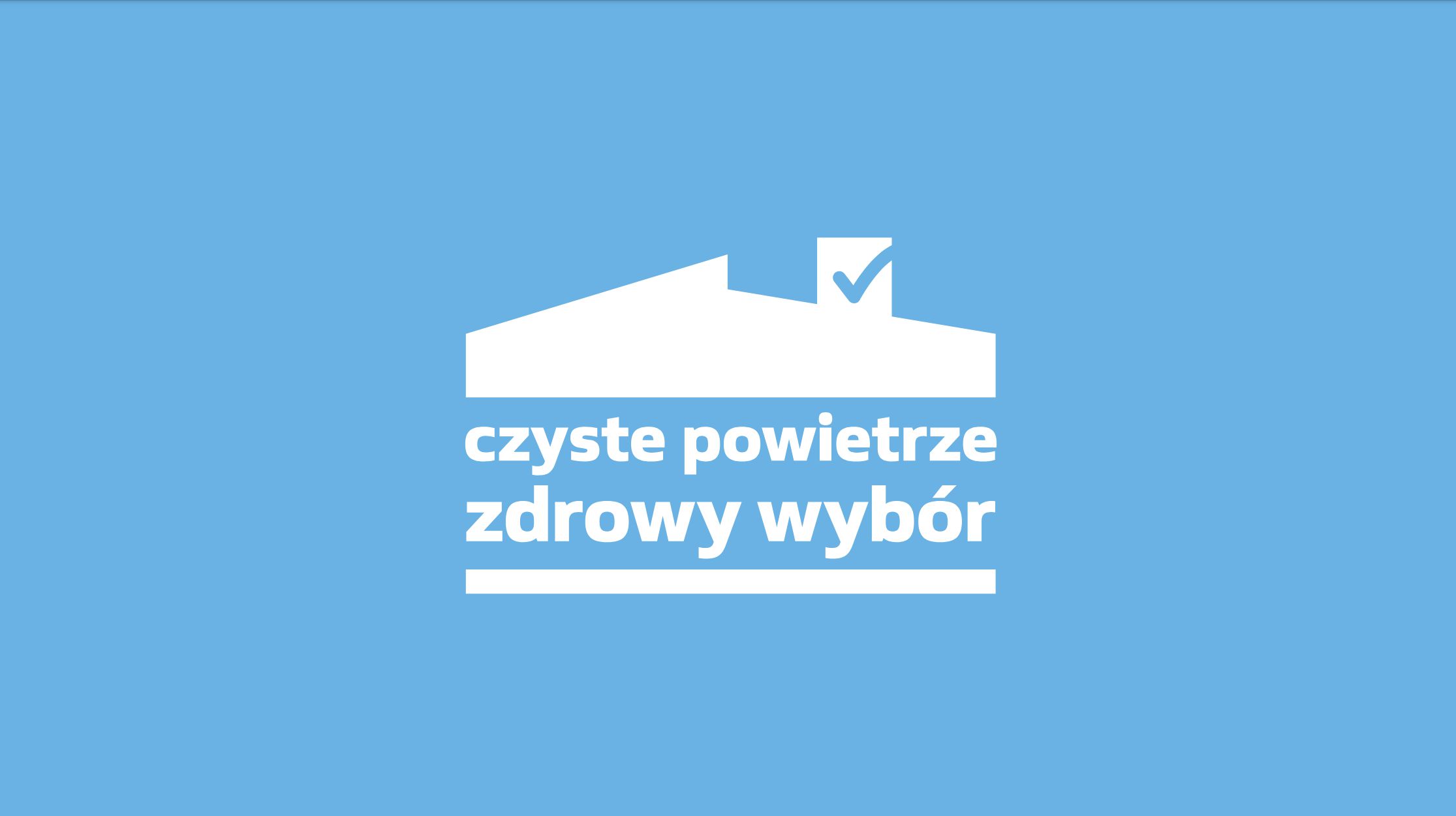 Na grafice widnieje logo programu „Czyste Powietrze – Zdrowy Wybór” przedstawiające biały zarys dachu domu z niebieskim haczykiem na tle jasnoniebieskiego tła.