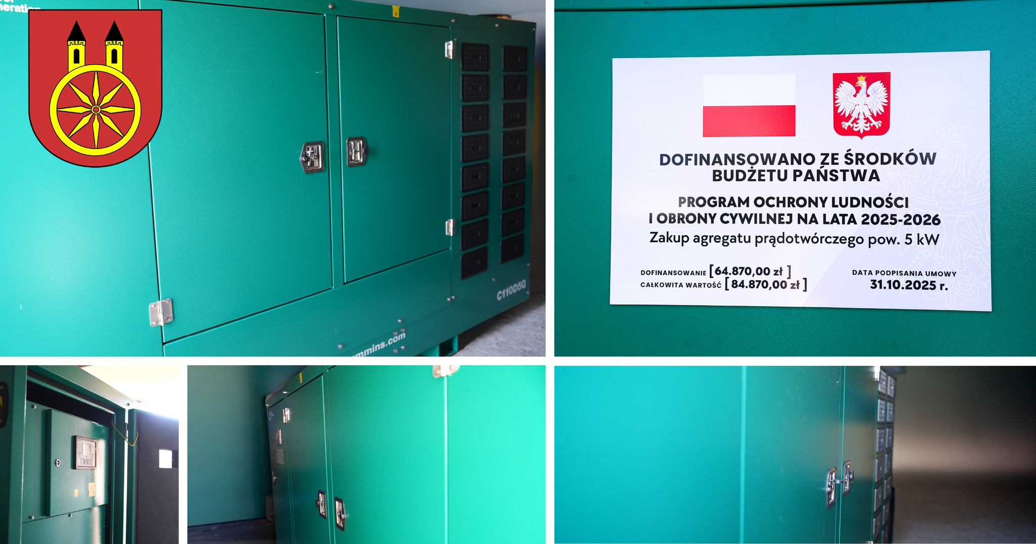 Grafika przedstawia zielony agregat prądotwórczy umieszczony w pomieszczeniu. Na jednej z plansz widać tablicę informacyjną z godłem Polski i informacją o dofinansowaniu. W lewym górnym rogu widnieje herb (czerwone tło, żółte koło i dwie wieże.