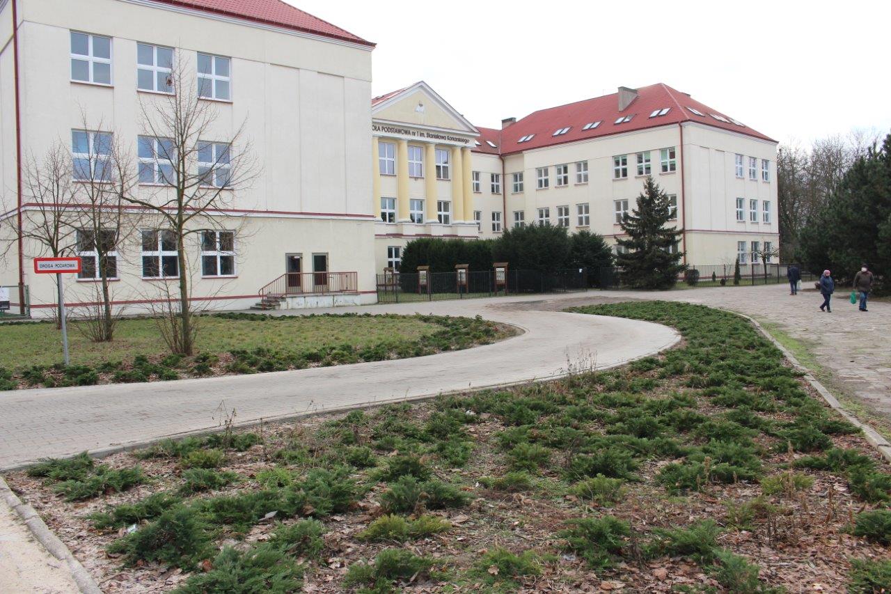 Zdjęcie przedstawia budynek Szkoły Podstawowej nr 1 w Kole.
