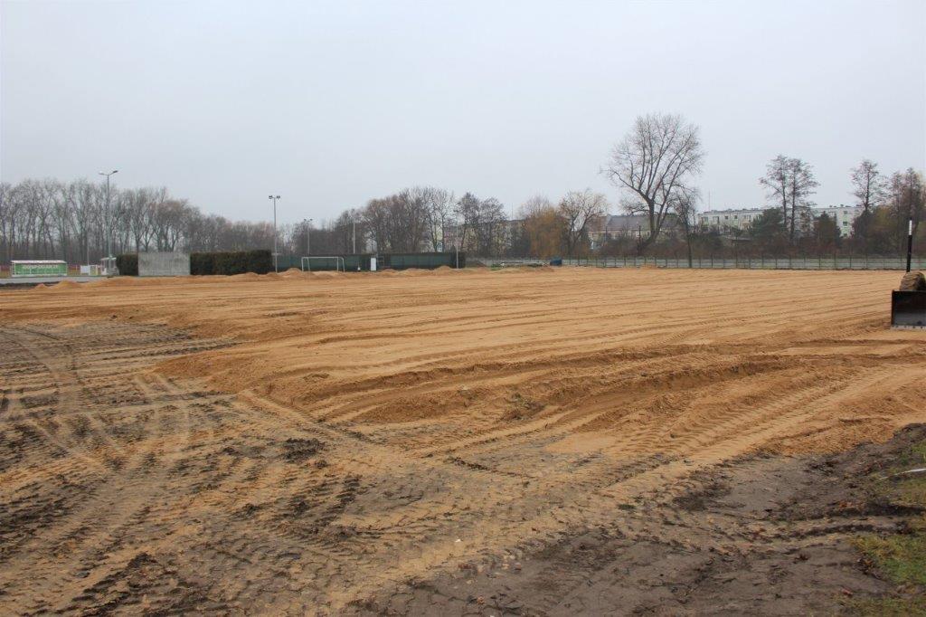 Zdjęcie przedstawia roboty budowalne na terenie stadionu MOSiR.