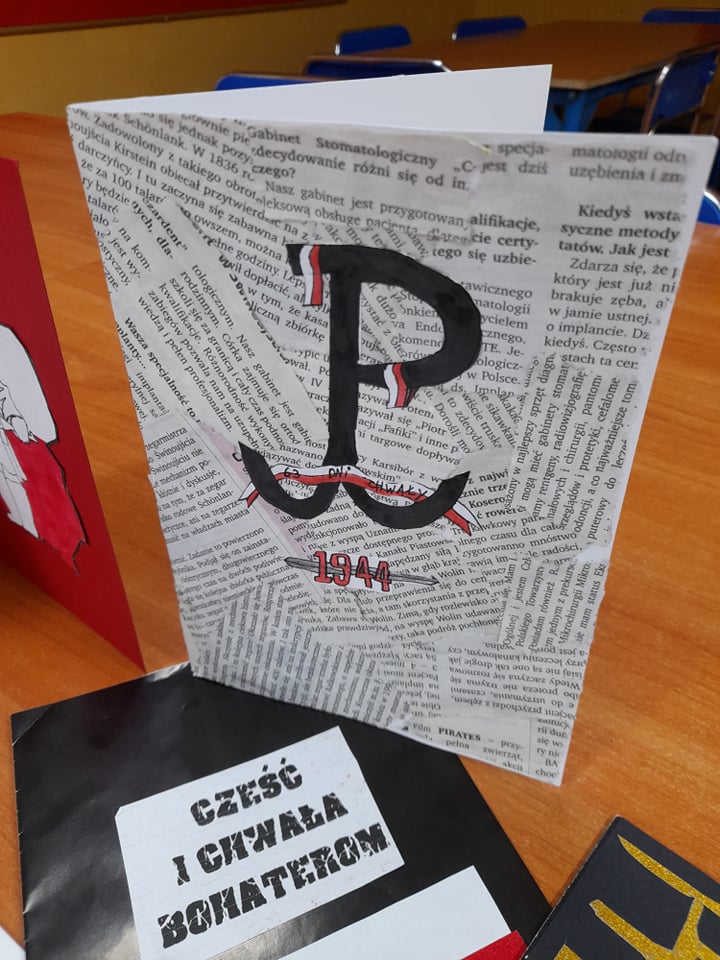 Kartki z życzeniami i listy dla Powstańców Warszawskich.