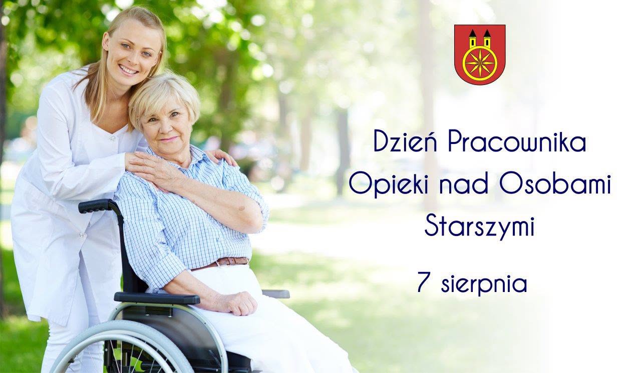 Jasna grafika ze zdjęciem w parku: uśmiechnięta młoda opiekunka w białym uniformie stoi obok starszej kobiety siedzącej na wózku inwalidzkim, trzymając dłonie na jej ramionach. Po prawej herb Koła i granatowy napis: Dzień Pracownika Opieki nad Osobam