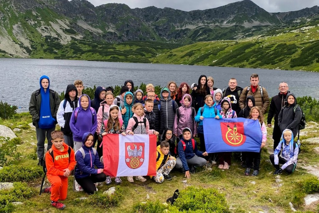 Uczestnicy letniego obozu Oyama Karate w Dolinie Pięciu Stawów Polskich w Tatrach