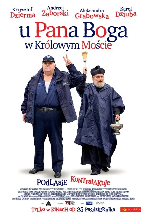 Plakat do filmu U PANA BOGA W KRÓLOWYM MOŚCIE. Na plakacie widzimy postaci policjanta z uniesioną lewą dłonią w geście Victorii i plebana z kropidłem w prawej dłoni. U góry plakatu tytuł i obsada filmu