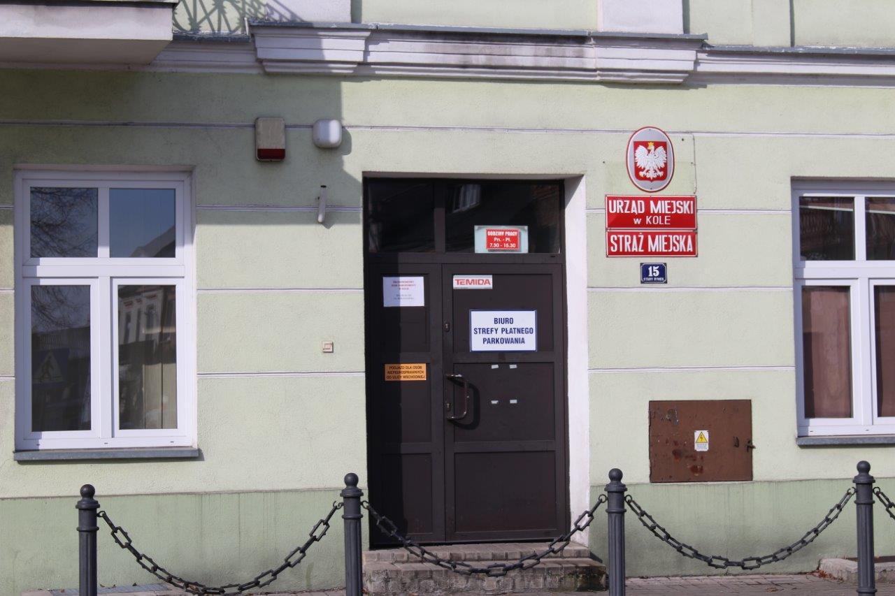Zdjęcie przedstawia wejście do nowej siedziby Straży Miejskiej w Kole przy ul. Stary Rynek 15.