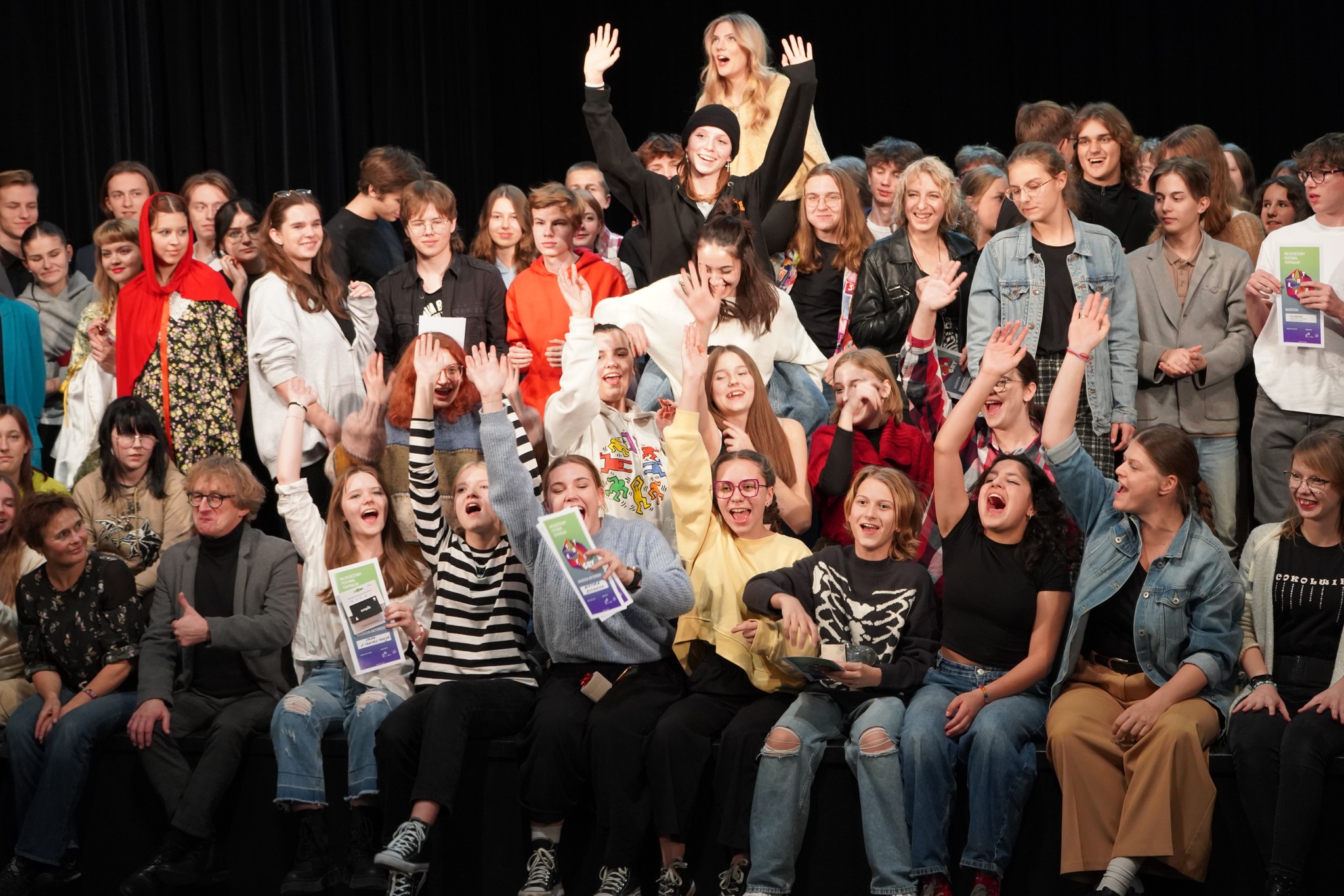 Uczestnicy 7. edycji Festiwalu Teatrów Młodzieżowych „STREFA GRY” na scenie Miejskiego Domu Kultury
