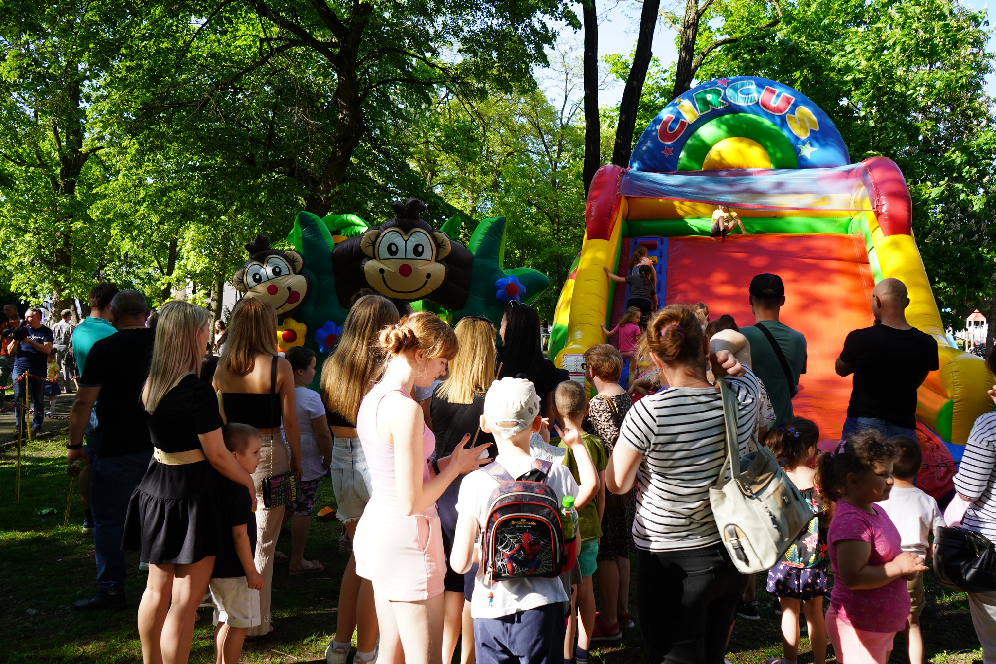 Uczestnicy Kolskiej Majówki zgromadzeni w Parku Moniuszki w Kole przed dmuchanym placem zabaw