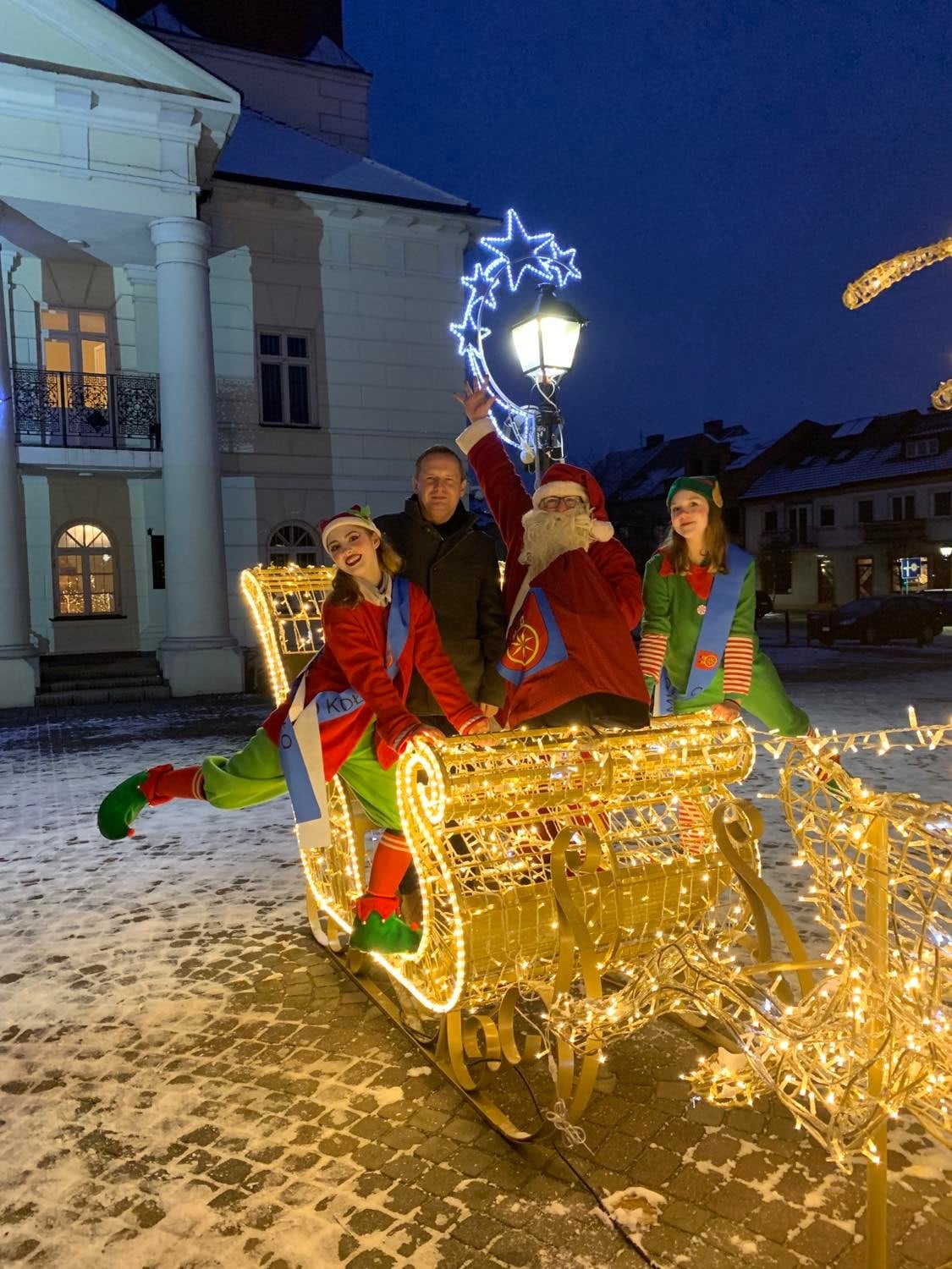 Burmistrz Miasta Koła Krzysztof Witkowski w asyście wesołych elfów i Świętego Mikołaja.