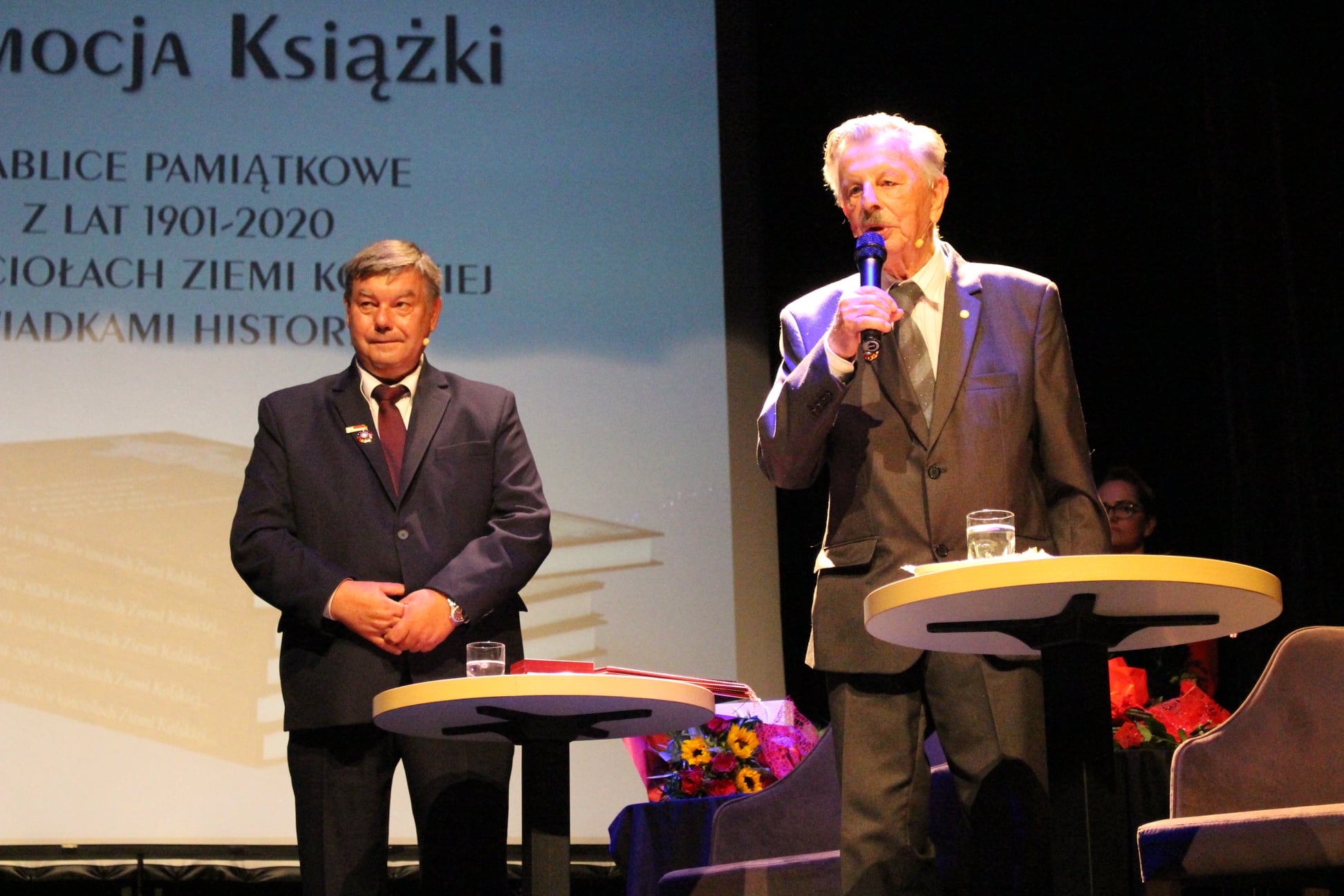 Jacek Skrycki i Kazimierz Kasperkiewicz na scenie Miejskiego Domu Kultury w Kole