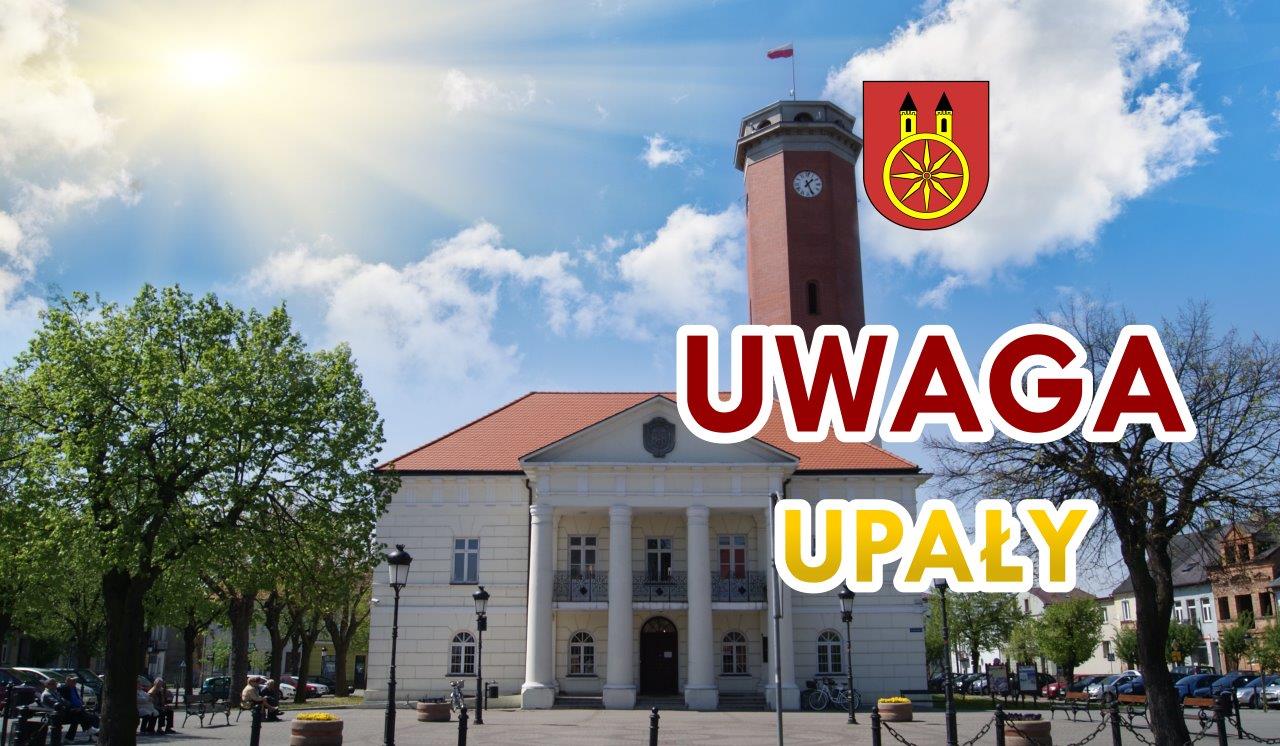 Na zdjęciu widać ratusz z wieżą zegarową w słoneczny dzień oraz napis „UWAGA UPAŁY” ostrzegający przed wysokimi temperaturami.