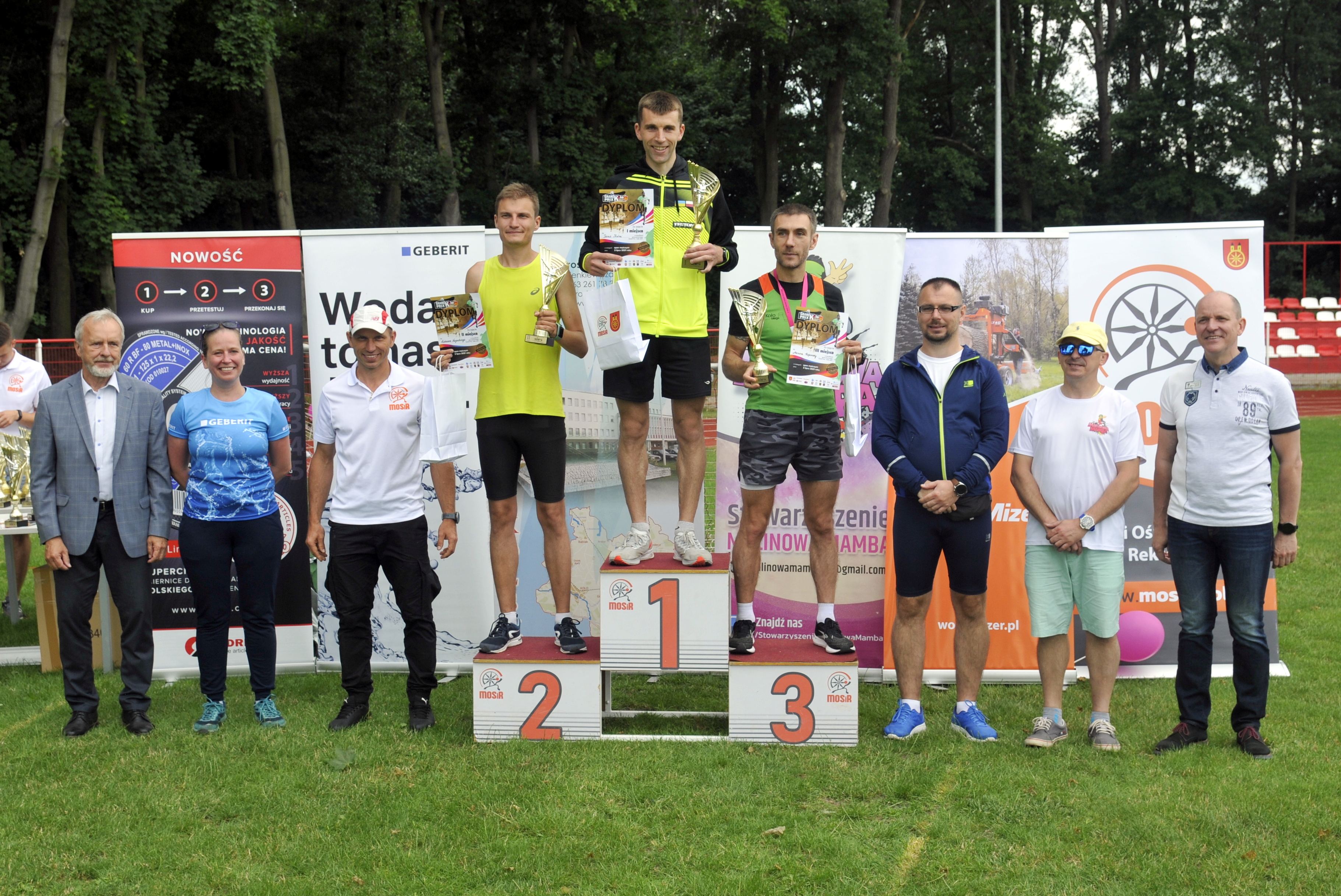 Zwycięzcy biegu na 10 km na podium czwartego biegu V cyklu Grand Prix Koło 2021.