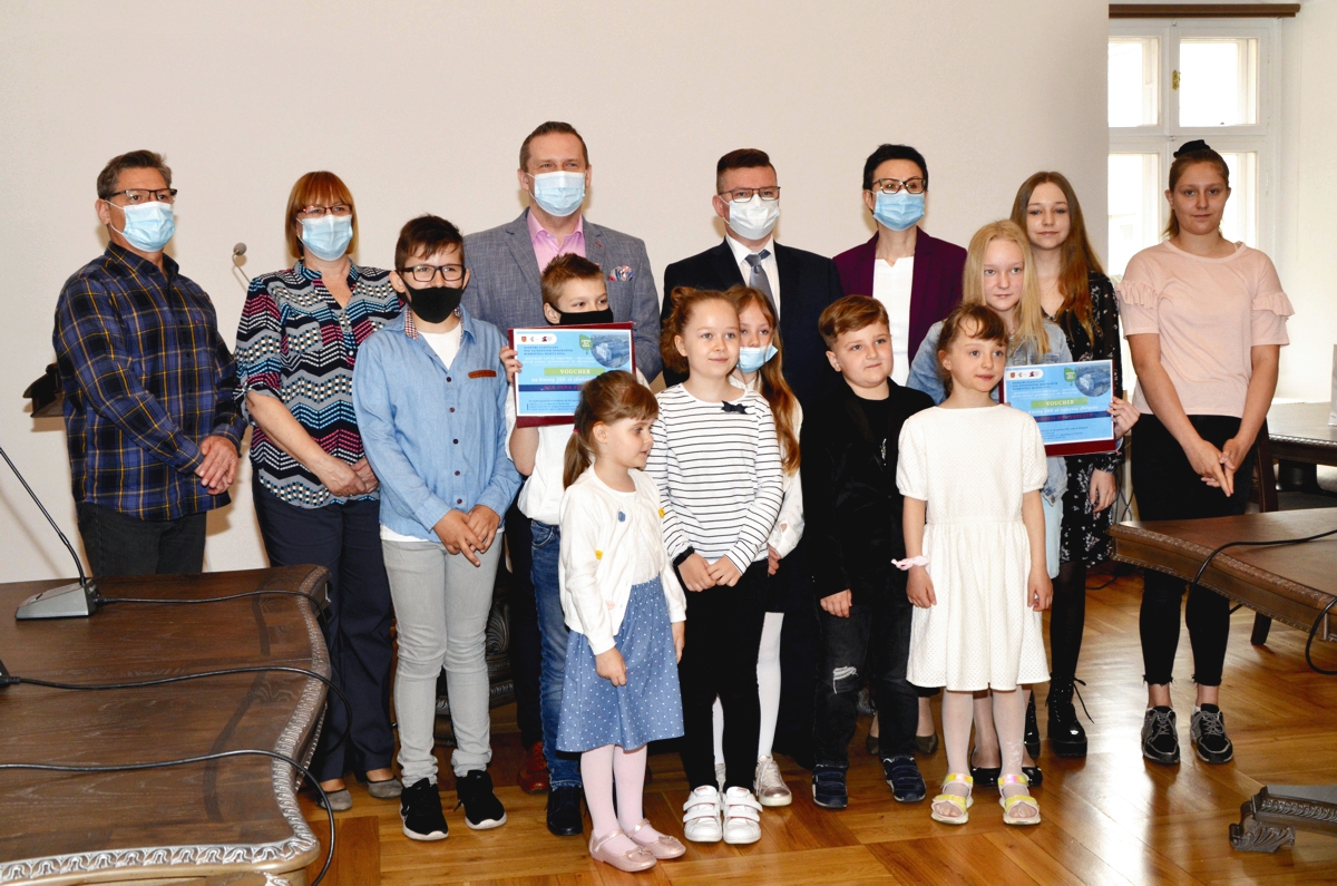 Laureaci wraz z organizatorami konkursu w sali sesyjnej Ratusza w Kole.