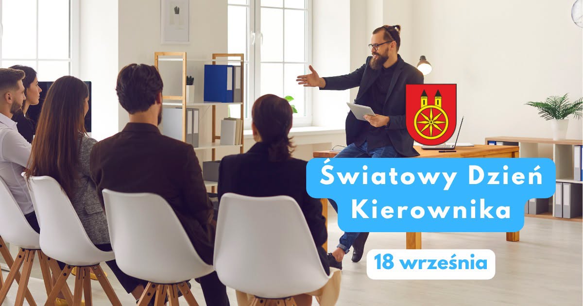 Grafika z herbem Koła i napisem Światowy Dzień Kierownika – 18 września, w tle mężczyzna prowadzący prezentację przed siedzącymi słuchaczami w biurze.