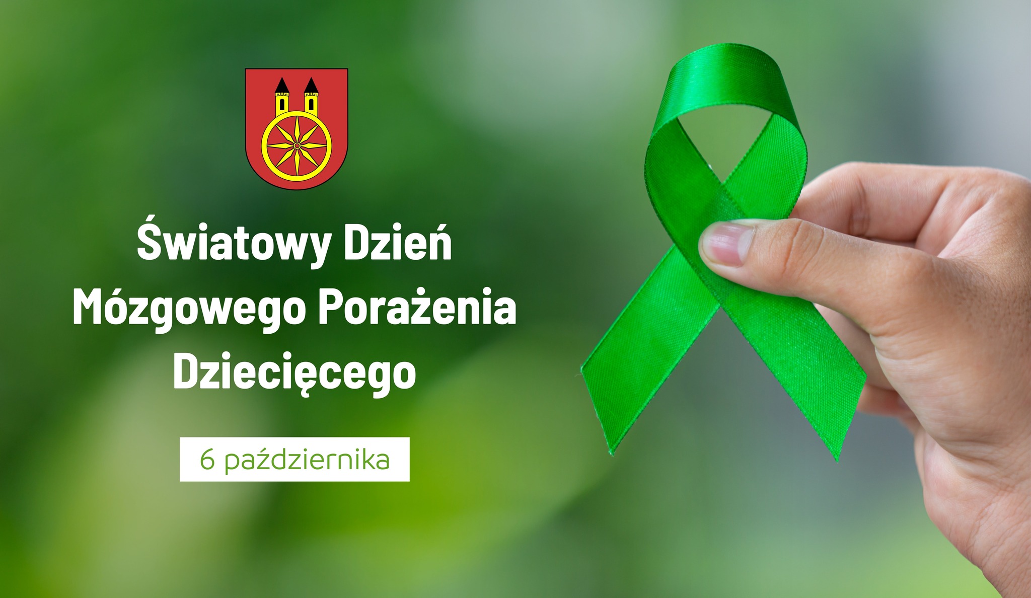 Plansza promująca Światowy Dzień Mózgowego Porażenia Dziecięcego, który przypada 6 października. Z lewej strony herb miasta Koła a pod nim napis Światowy Dzień Mózgowego Porażenia Dziecięcego. Z prawej strony dłoń z zieloną kokardką.