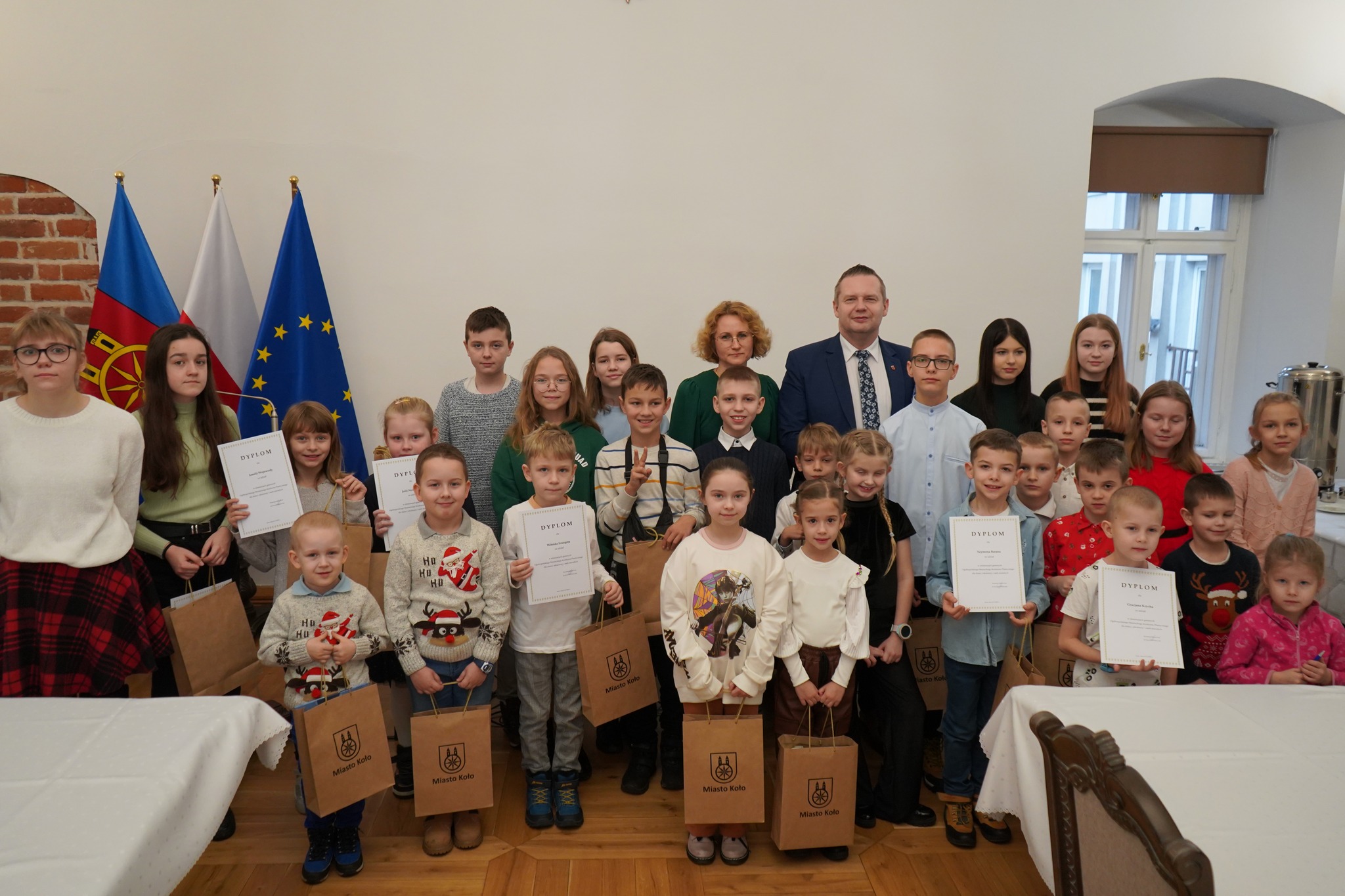 Laureaci etapu gminnego Ogólnopolskiego Strażackiego Konkursu Plastycznego z Burmistrzem Koła